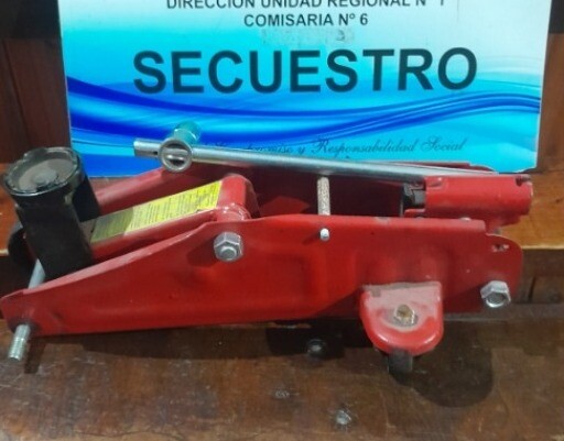 Robó un gato hidráulico de un auto en barrio Ciudad del Milagro y fue detenido
