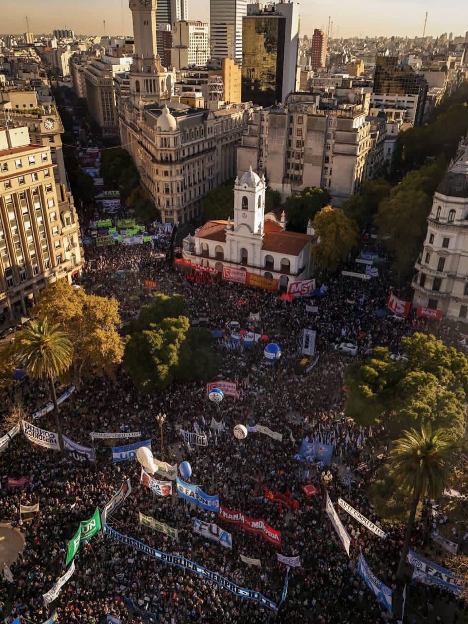 Luque acompañó la multitudinaria marcha universitaria en Plaza de Mayo: “La defensa por la educación pública y de calidad nos tiene que unir a todos”