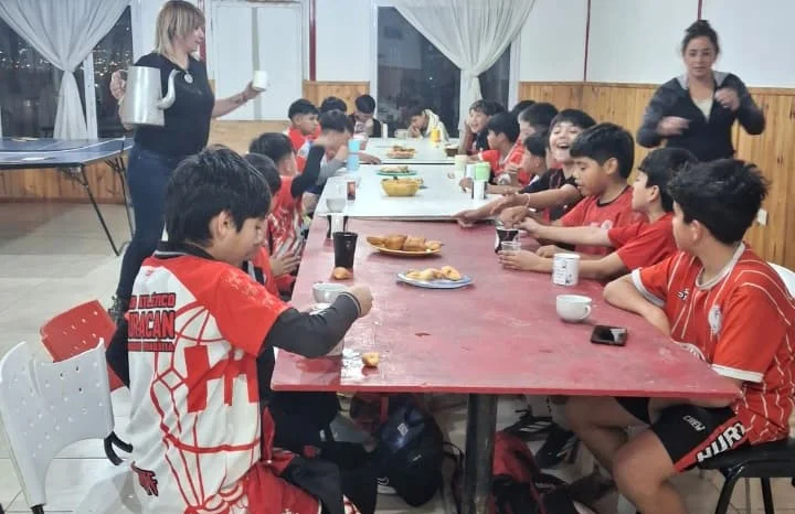 Padres de Huracán impulsan un proyecto solidario para acompañar a los jugadores del club