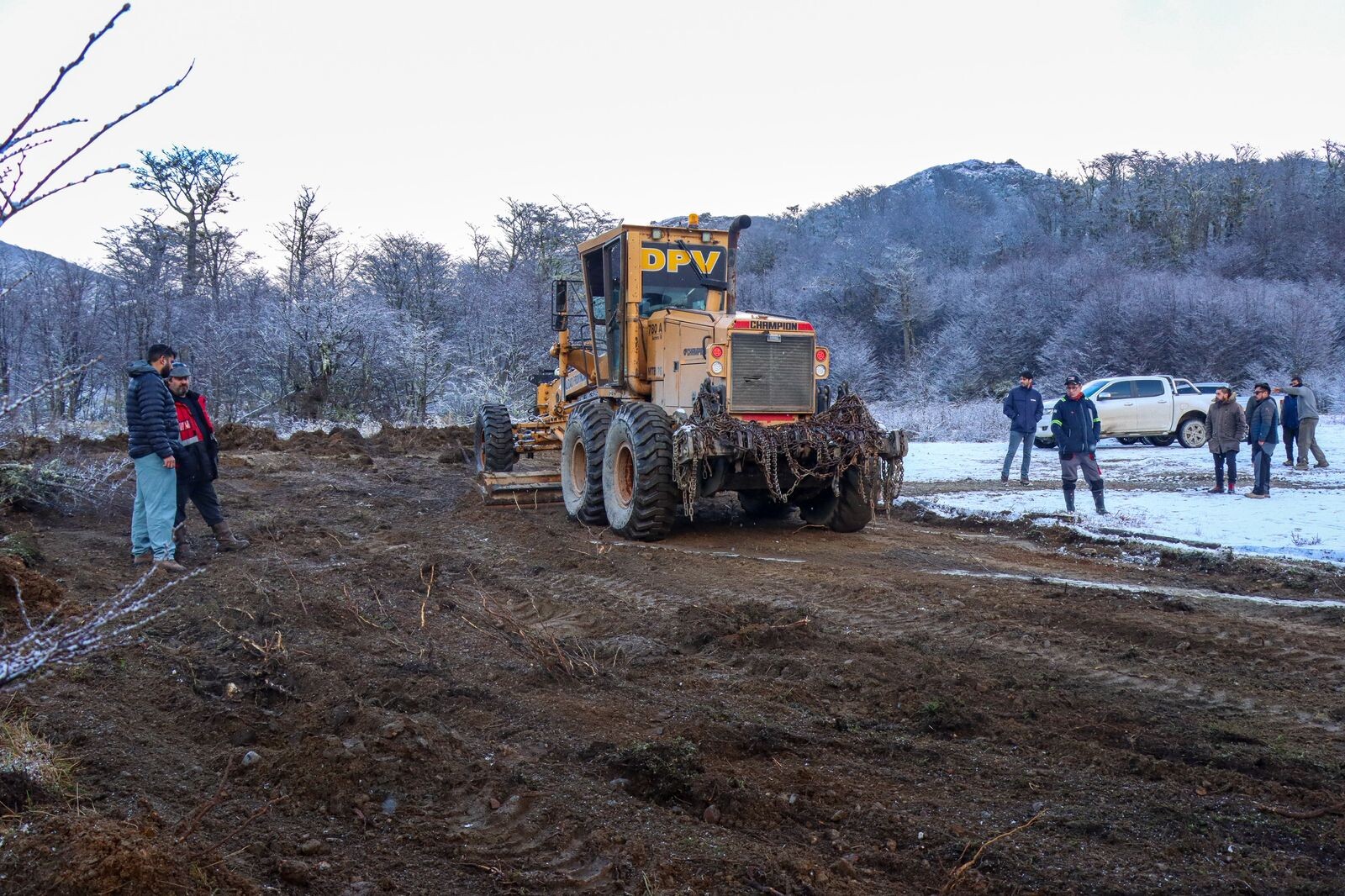 Municipio y Vialidad Provincial realizan trabajos preventivos en el acceso a las Termas de Tolhuin