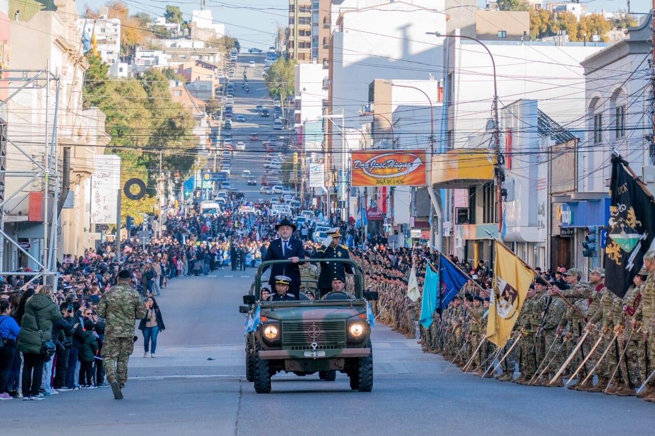 Macharashvili presidio el tradicional desfile por el Dia de la Patria ante una gran convocatoria