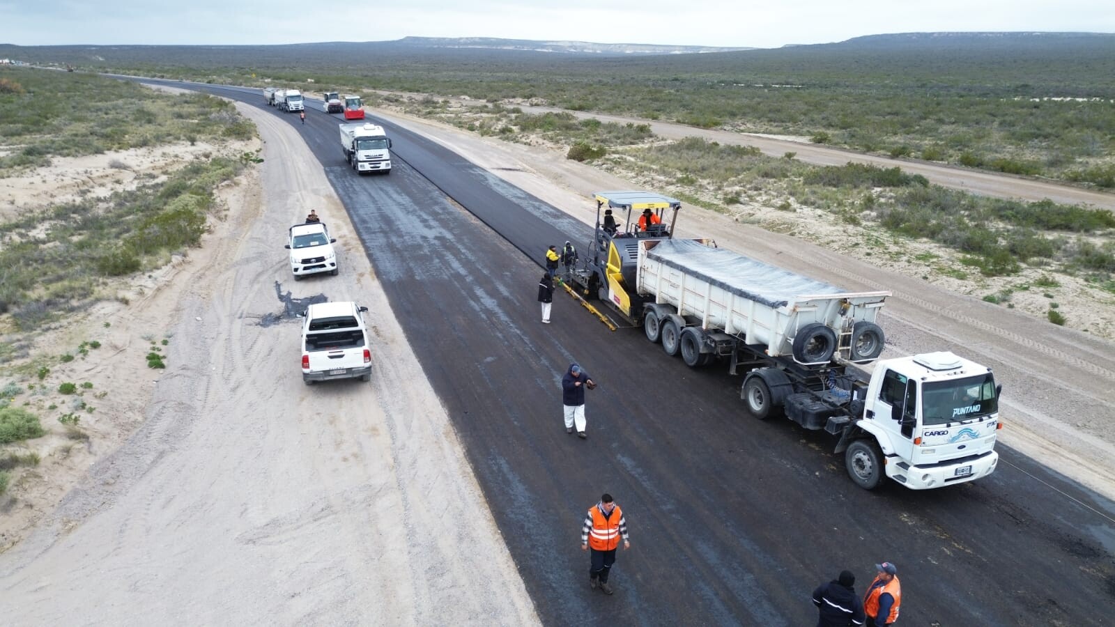 Vialidad Provincial ejecuta las últimas tareas de pavimentación en el acceso a Playa El Doradillo en Puerto Madryn