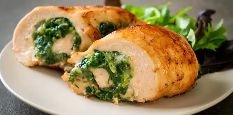 Así se preparan las más ricas pechugas rellenas con espinaca y queso
