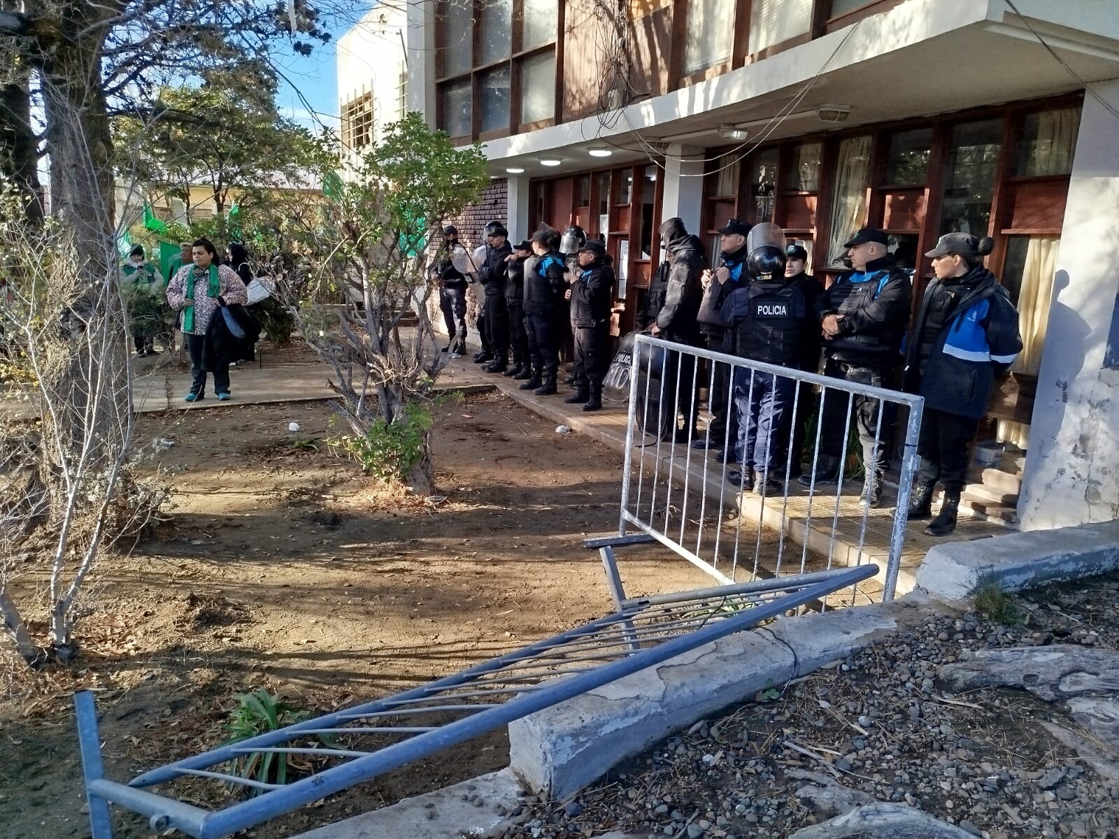 Manifestantes de ATE ingresaron a los empujones a Supervisión de Escuelas y rompieron vidrios