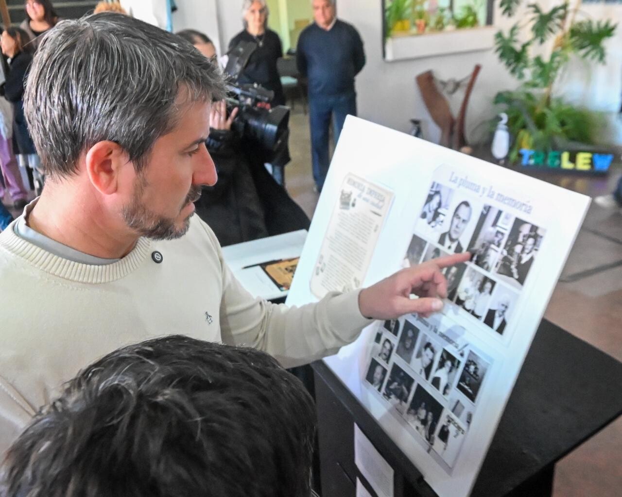 Día del Periodista: el Municipio de Trelew abrió una muestra homenaje y reconoció a la prensa local