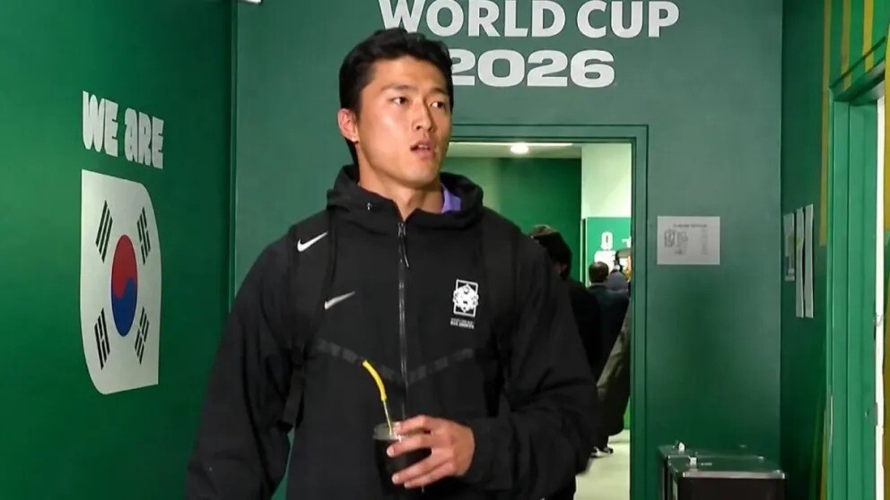 delantero coreano apareció con el mate en la previa del partido con Chequia