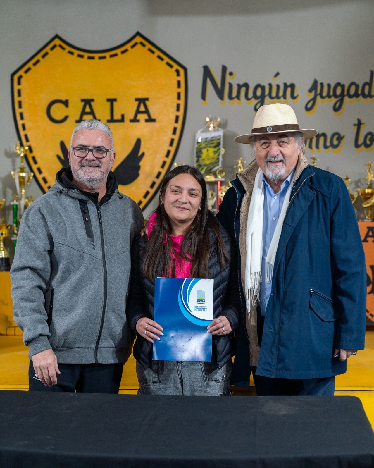 El Municipio entregó equipamiento deportivo y becas a clubes de la Asociación Costa Austral