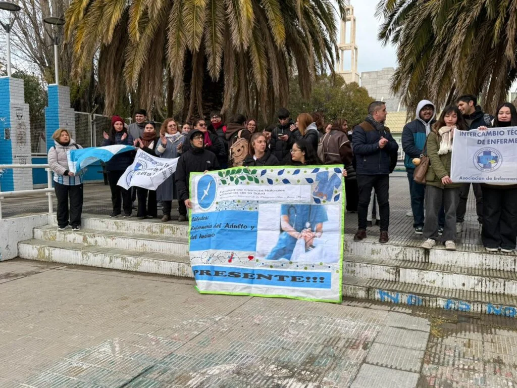Enfermeros rechazan una tecnicaturaTrabajadores y profesionales de enfermería realizaron este jueves una jornada de protesta simultánea en distintas localidades de Chubut para expresar su rechazo a un proyecto de tecnicatura que actualmente se encuentra en tratamiento en la Cámara de Diputados provincial. Los manifestantes sostienen que la propuesta representa un avance sobre las funciones propias de la enfermería y pone en riesgo la calidad del sistema sanitario. En Comodoro Rivadavia, la concentración se llevó adelante en una plaza céntrica, donde participaron enfermeros, docentes universitarios y estudiantes. Entre ellos estuvo Víctor Contreras, magíster, licenciado en Enfermería y profesor universitario, quien cuestionó los alcances de la iniciativa. «Hoy estamos reunidos aquí en esta plaza, como en todas las plazas de la provincia del Chubut, reclamando por una tecnicatura que quieren sacar desde el Gobierno y desde algunos diputados en perjuicio de la enfermería», expresó Contreras.