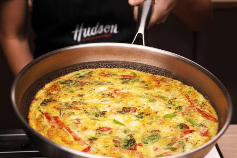 Tortilla de papa y verduras: cómo preparar la receta más simple y liviana para una cena nutritiva