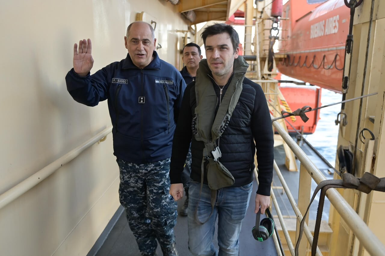 El Almirante Irízar volvió a Puerto Madryn y Torres destacó la importancia de “honrar a nuestros héroes y mantener viva la causa Malvinas”
