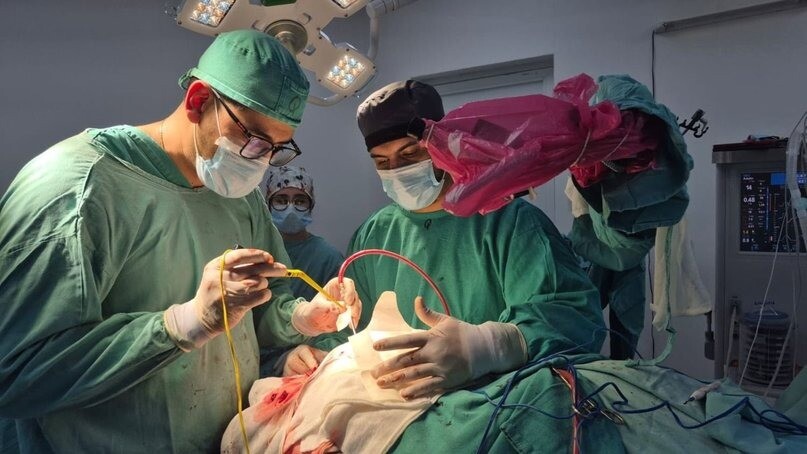 Operan con éxito un tumor de base de cráneo durante una cirugía de 7 horas en el interior de Corrientes