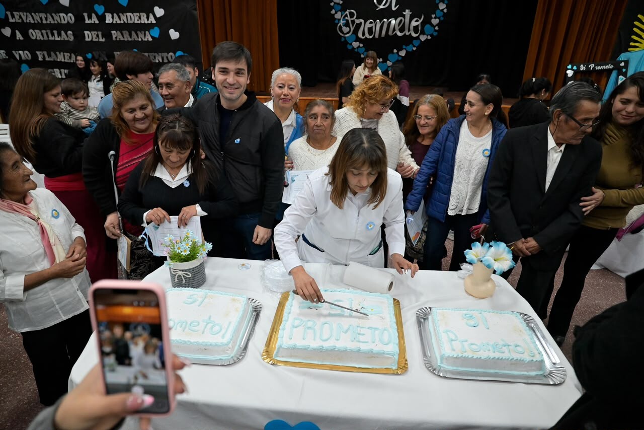 “El patriotismo y las ganas de superarse no tienen edad”: Torres participó de la Promesa a la Bandera de estudiantes adultos de Trelew