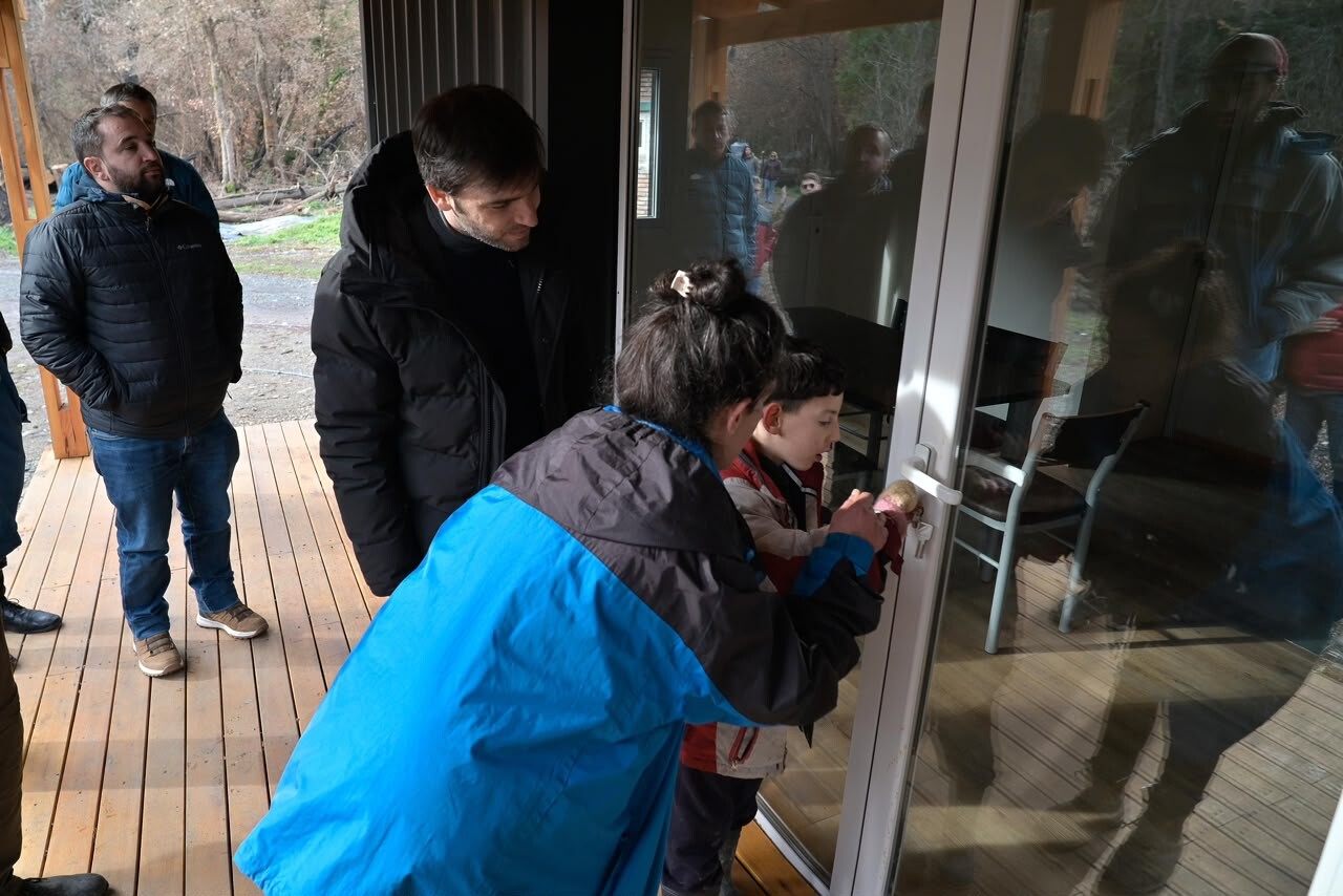Reconstrucción de la Comarca: Provincia entregó nuevas viviendas a familias damnificadas por los incendios en Epuyén