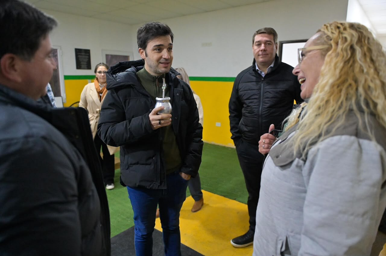«Torres y Biss recorrieron las obras en Defensores de la Ribera y anunciaron la iluminación de la cancha principal»