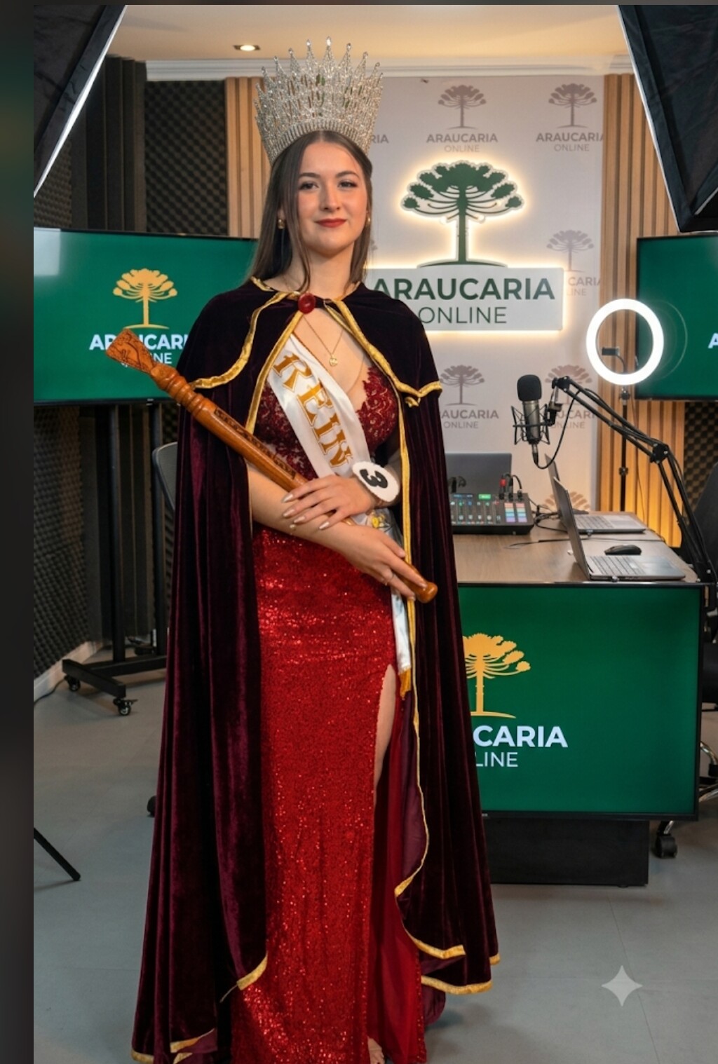 La nueva Reina de San Pedro visitó Araucaria Online