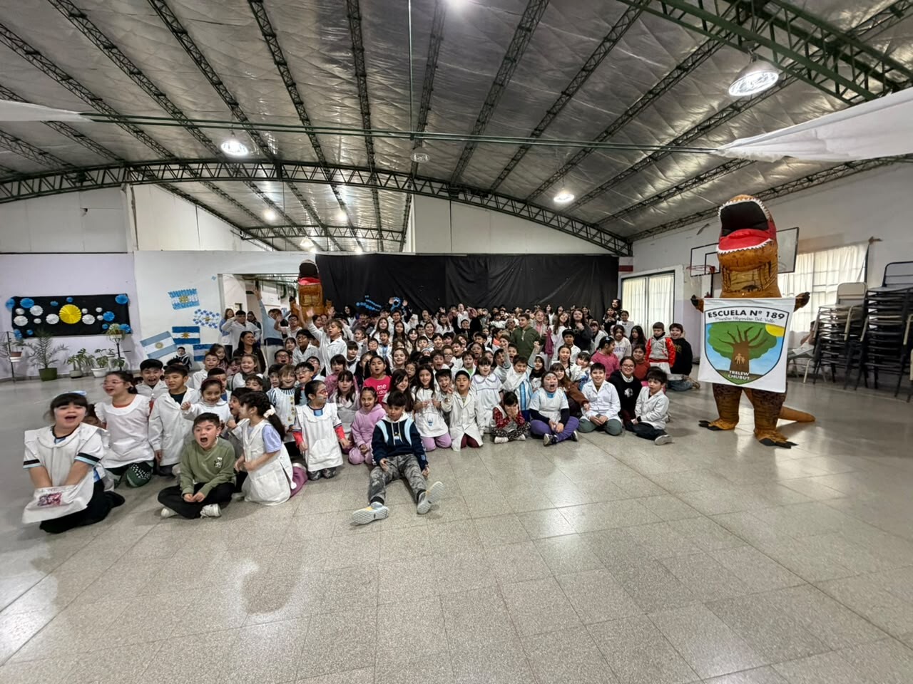 Trelew: la Dino Cross recorrió las escuelas 3 y 189 invitando a participar de su quinta edición