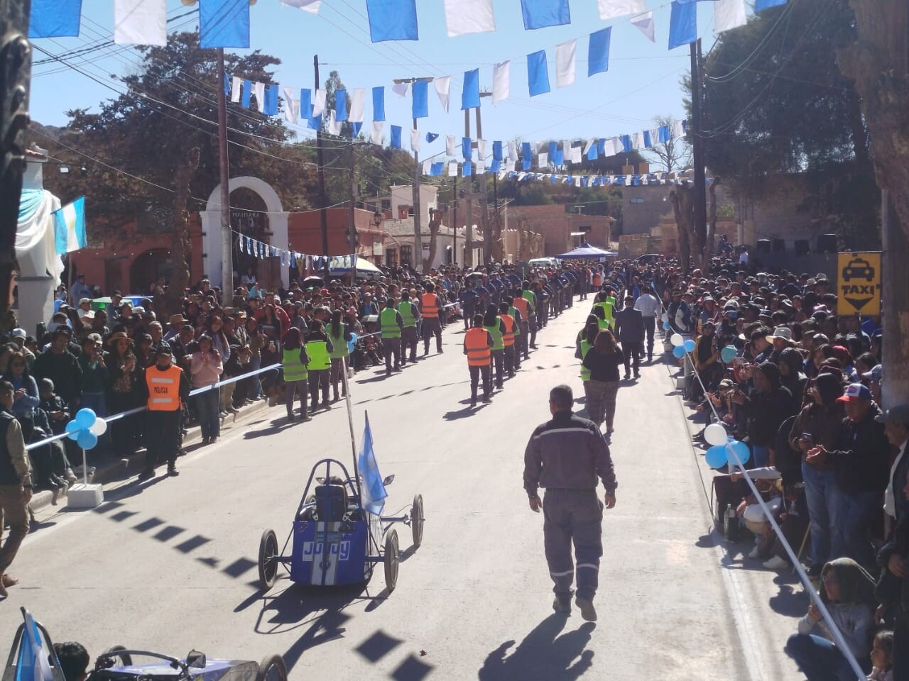 Gran acompañamiento del pueblo al desfile del 9 de Julio