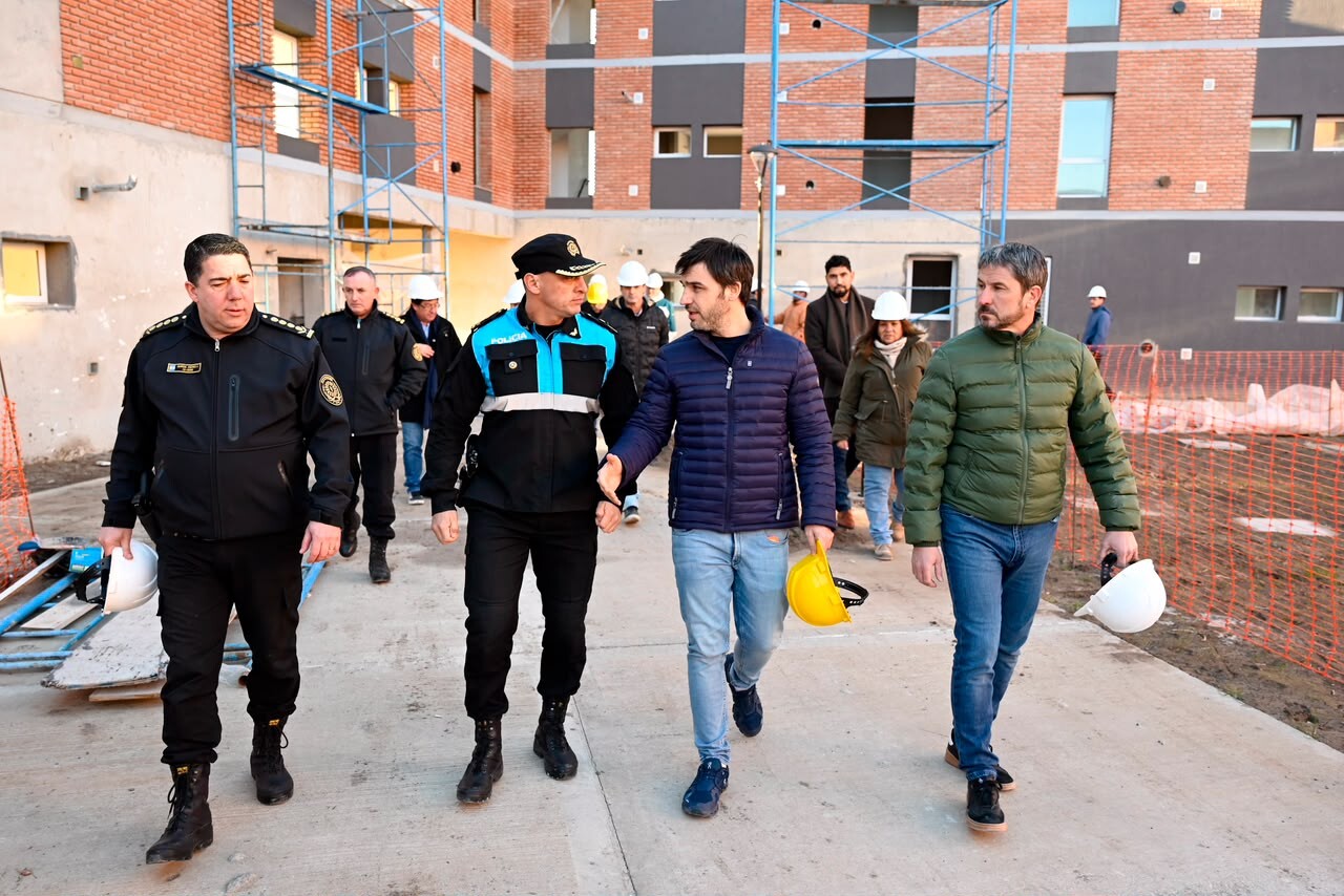 Torres recorrió el Pro.Cre.Ar. de Trelew y ratificó la entrega de 68 viviendas para policías, construidas con fondos provinciales