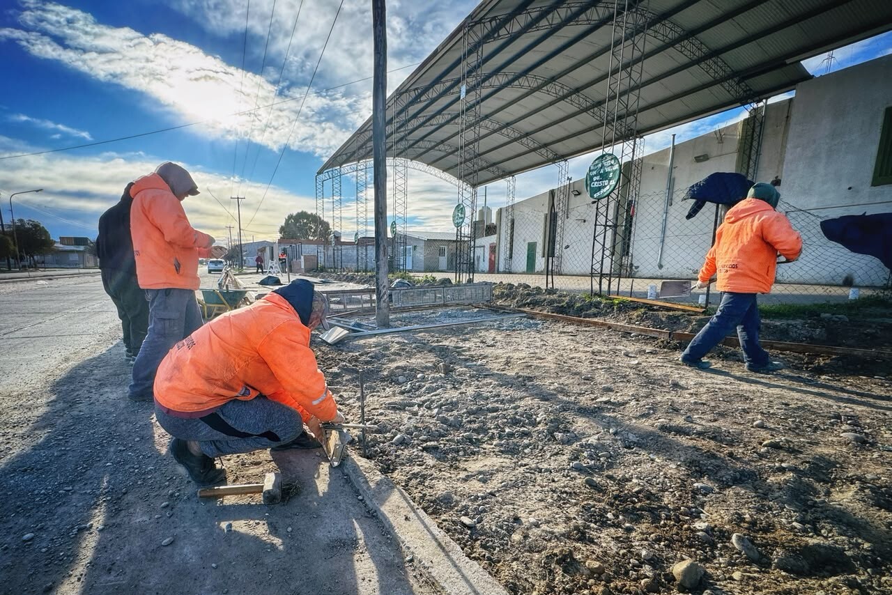 Rawson avanza con la reconstrucción de la vereda en la intersección de Vucetich y Cannito