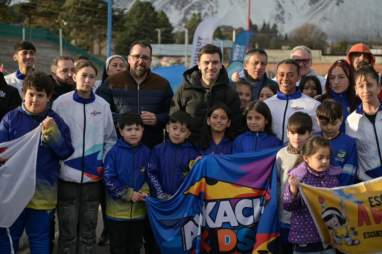 Plan Galina: Torres y Taccetta firmaron el convenio para modernizar integralmente la Pista Municipal de Atletismo de Esquel Plan Galina: Torres y Taccetta firmaron el convenio para modernizar integralmente la Pista Municipal de Atletismo de Esquel