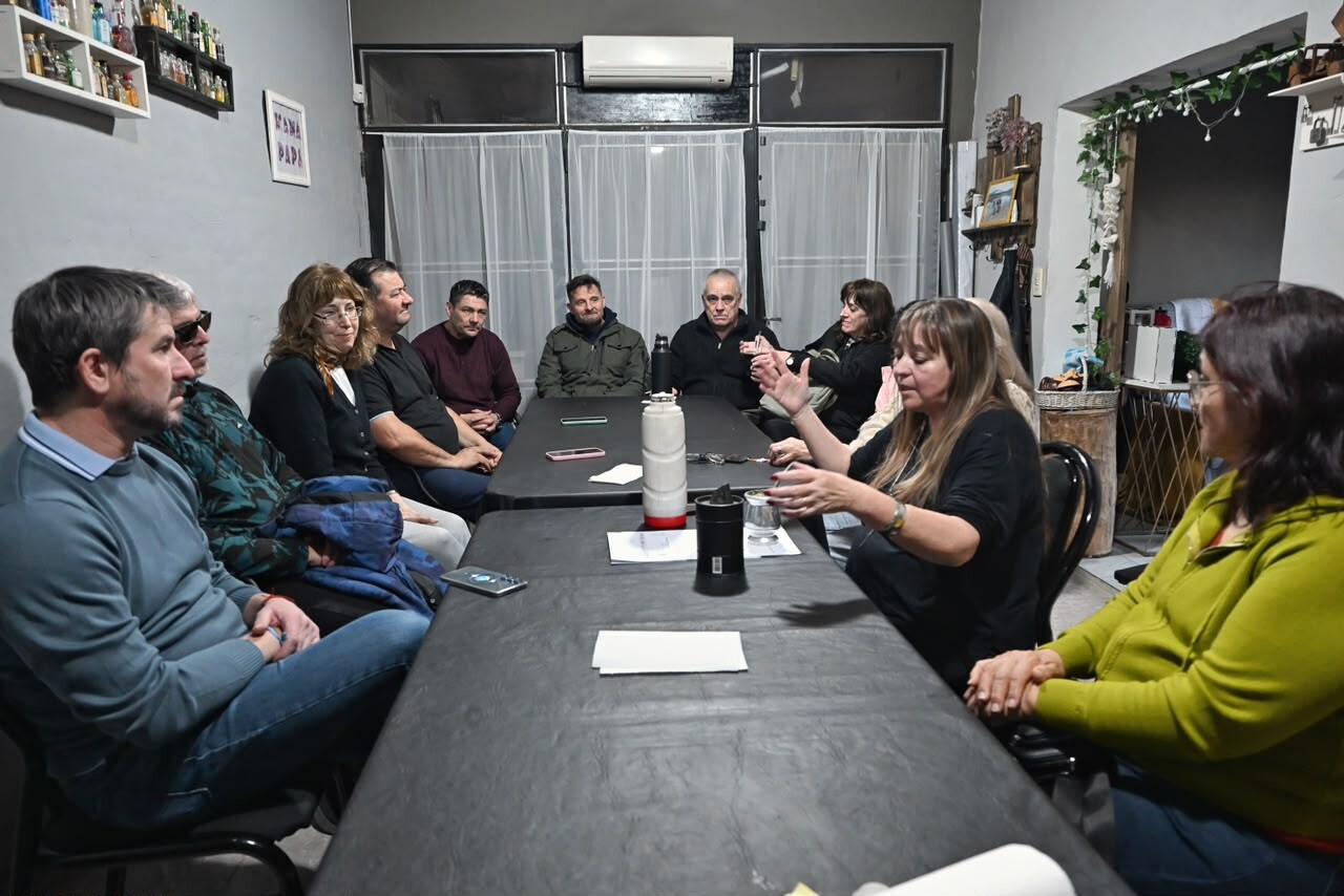 Merino analizó con vecinos del barrio Sarmiento alternativas para avanzar con nuevas cuadras de pavimento Merino analizó con vecinos del barrio Sarmiento alternativas para avanzar con nuevas cuadras de pavimento