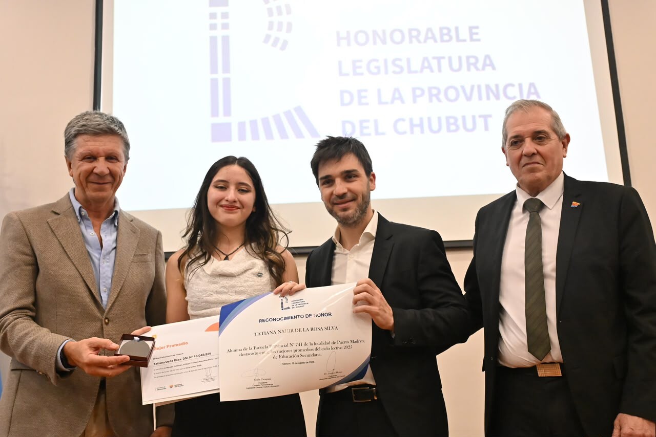 Torres entregó becas a estudiantes destacados: “Es un orgullo acompañar a quienes van a forjar el futuro de Chubut” Torres entregó becas a estudiantes destacados: “Es un orgullo acompañar a quienes van a forjar el futuro de Chubut”