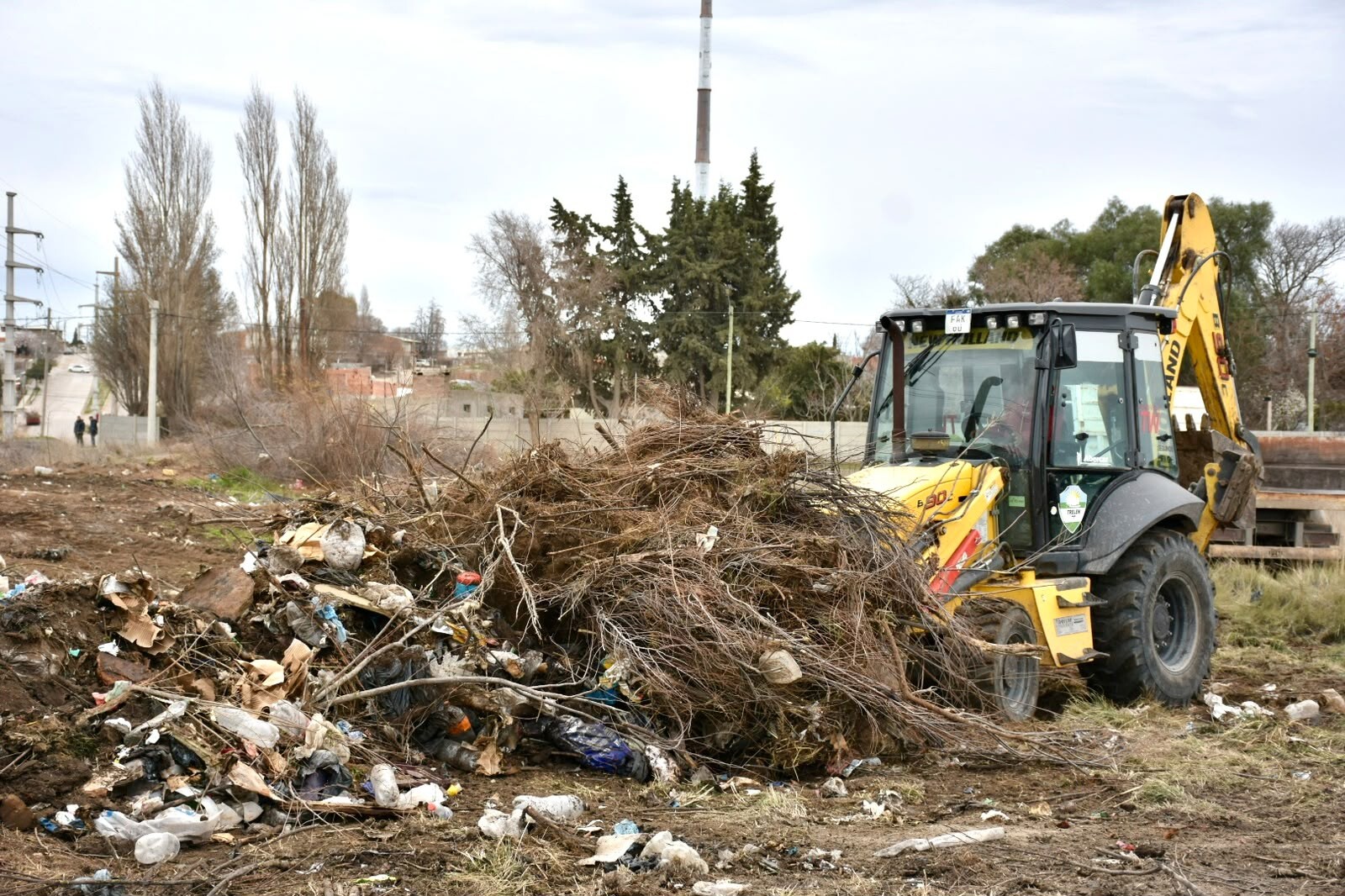 El Municipio de Trelew erradicó mini basural y realizó tareas de mantenimiento en el barrio Malvinas El Municipio de Trelew erradicó mini basural y realizó tareas de mantenimiento en el barrio Malvinas