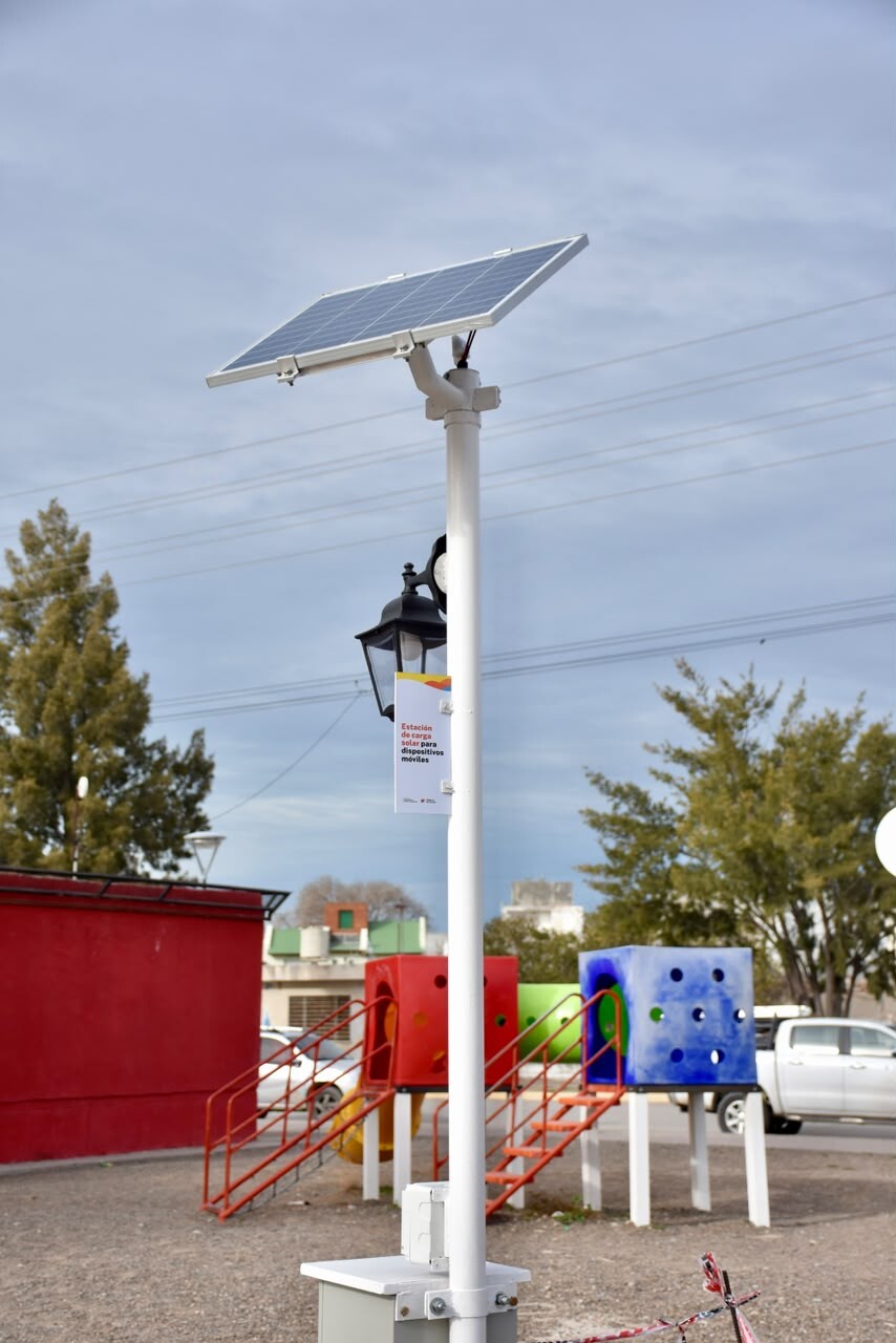 La Municipalidad de Trelew instaló un puesto de carga solar para celulares en la Laguna Chiquichano La Municipalidad de Trelew instaló un puesto de carga solar para celulares en la Laguna Chiquichano