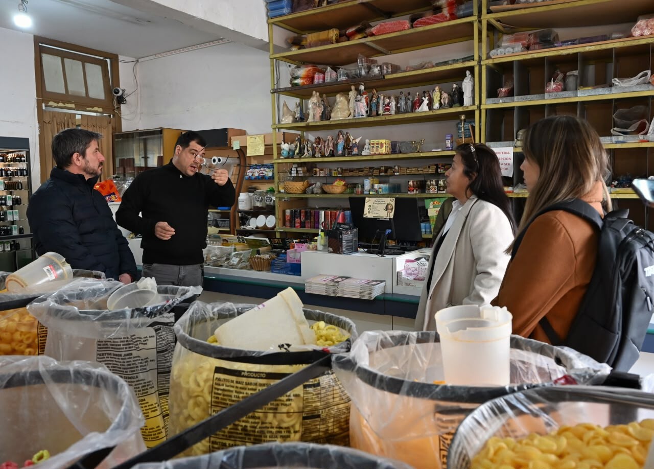 Merino visitó al comercio La Botica Natural para abordar su problemática: el principal problema son las cargas sociales y el Formulario 931 Merino visitó al comercio La Botica Natural para abordar su problemática: el principal problema son las cargas sociales y el Formulario 931