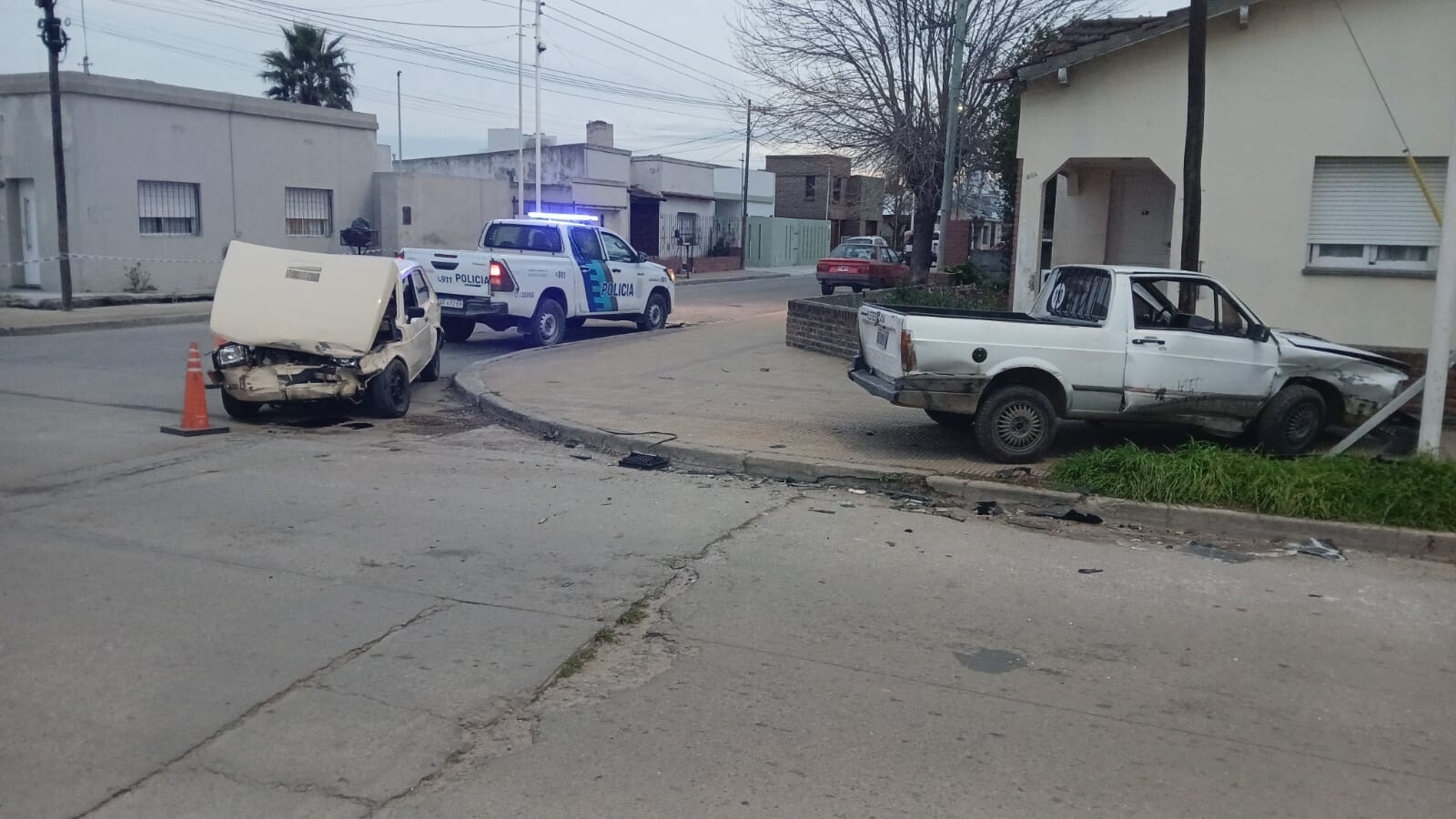 Colisión entre una Volkswagen Saveiro y un Fiat 147: una mujer fue trasladada al hospital
