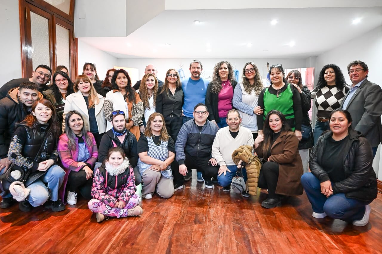 El Municipio de Trelew y el IPV firmaron convenio para nuevas viviendas destinadas a familias docentes El Municipio de Trelew y el IPV firmaron convenio para nuevas viviendas destinadas a familias docentes