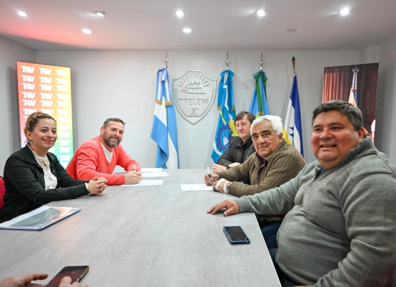 El Municipio de Trelew y el Sindicato de Guincheros firmaron un acta acuerdo para capacitar trabajadores El Municipio de Trelew y el Sindicato de Guincheros firmaron un acta acuerdo para capacitar trabajadores