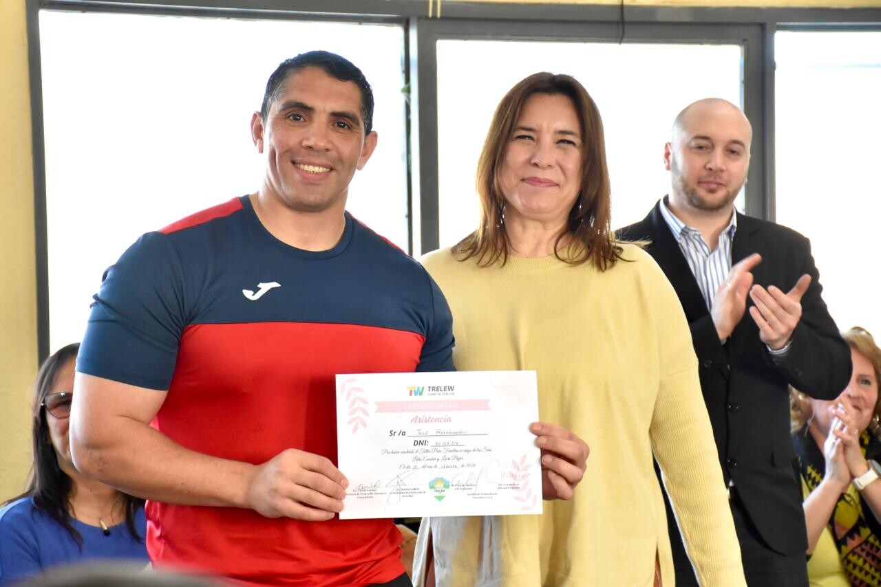 Familias de Trelew recibieron certificados tras 9 talleres de crianza en el CIC Menfa Familias de Trelew recibieron certificados tras 9 talleres de crianza en el CIC Menfa