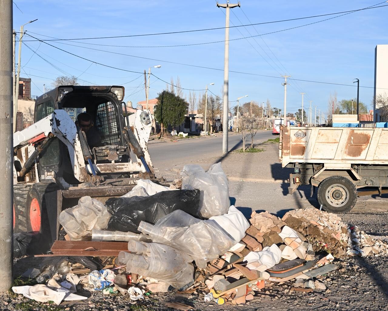 El Municipio de Trelew continúa con la limpieza y el ordenamiento urbano en el barrio Moreira El Municipio de Trelew continúa con la limpieza y el ordenamiento urbano en el barrio Moreira