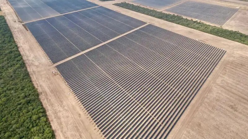 Con inversión privada y la infraestructura de la provincia, el Gobernador anunció la ampliación del Parque Solar de Las Lomitas.