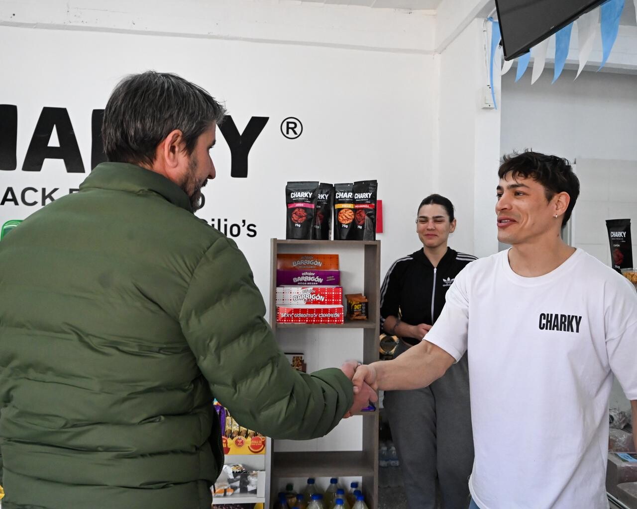 Merino visitó Charky Snack, un emprendimiento de alimentos que crece en Trelew Merino visitó Charky Snack, un emprendimiento de alimentos que crece en Trelew