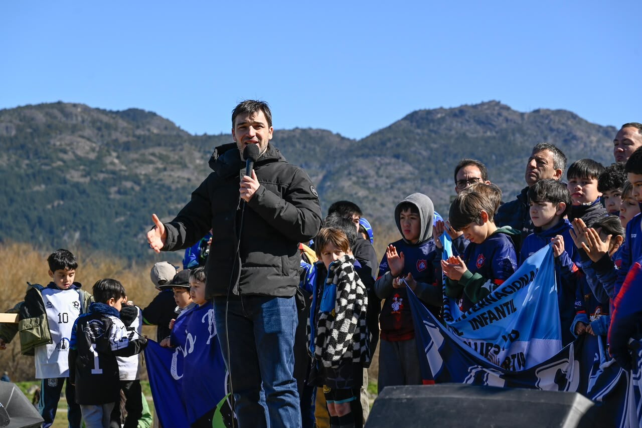 Aniversario de El Hoyo: Torres firmó convenios para ejecutar obras de vivienda, gas e infraestructura en la Comarca Aniversario de El Hoyo: Torres firmó convenios para ejecutar obras de vivienda, gas e infraestructura en la Comarca