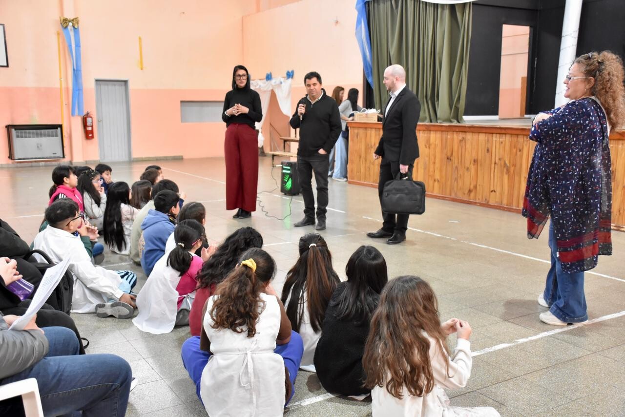 El Municipio de Trelew acompañó a familias y estudiantes de la Escuela N.º 123 en una jornada sobre derechos El Municipio de Trelew acompañó a familias y estudiantes de la Escuela N.º 123 en una jornada sobre derechos