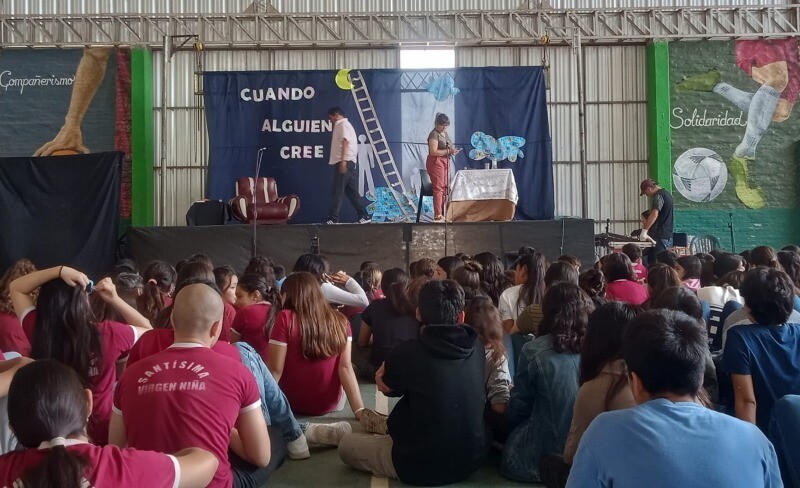 “CUANDO ALGUIEN CREE”: Una Obra De Teatro Para Reflexionar Sobre El Bullying, La Discriminación Y La Intolerancia