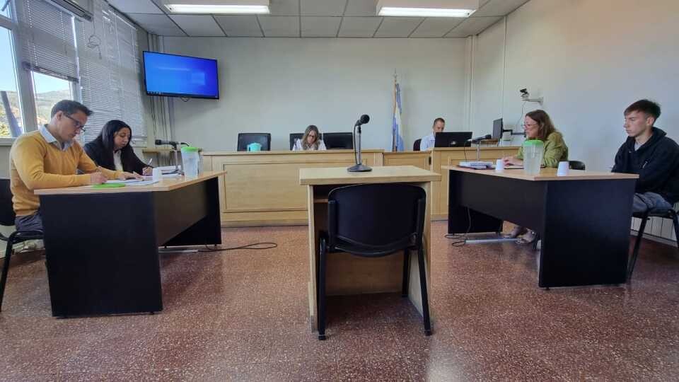 Trámite de juicio rápido: se acordó reemplazar la luneta del vehículo policial que dañó