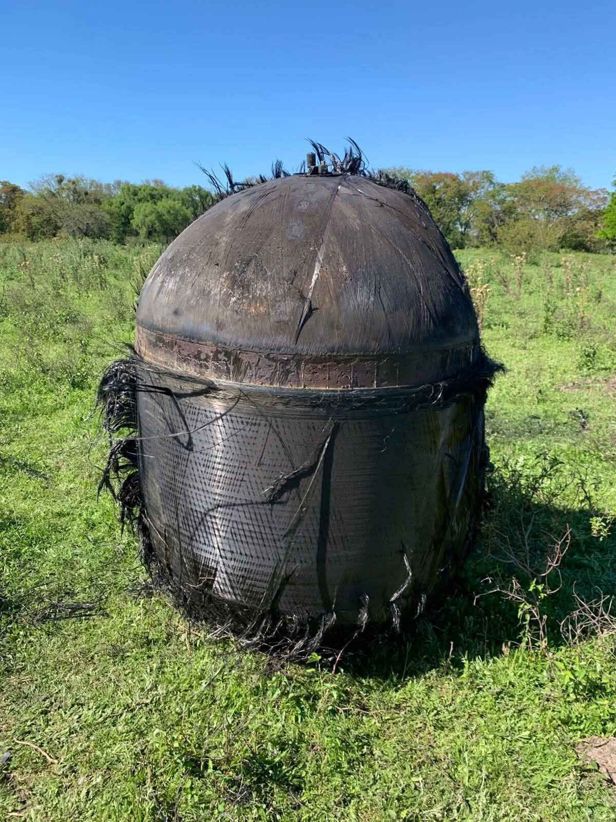 PTO. TIROL: UN ELEMENTO METÁLICO CAYÓ DEL CIELO EN UN CAMPO