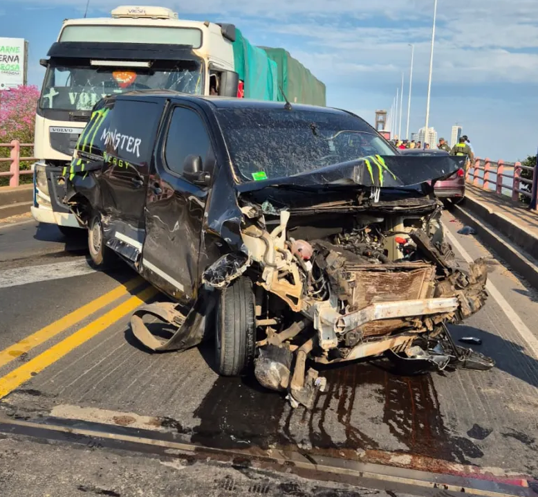 UN CAMIÓN SE QUEDÓ SIN FRENOS Y PROVOCÓ UN ACCIDENTE EN CADENA EN EL PTE  CHACO-CORRIENTES