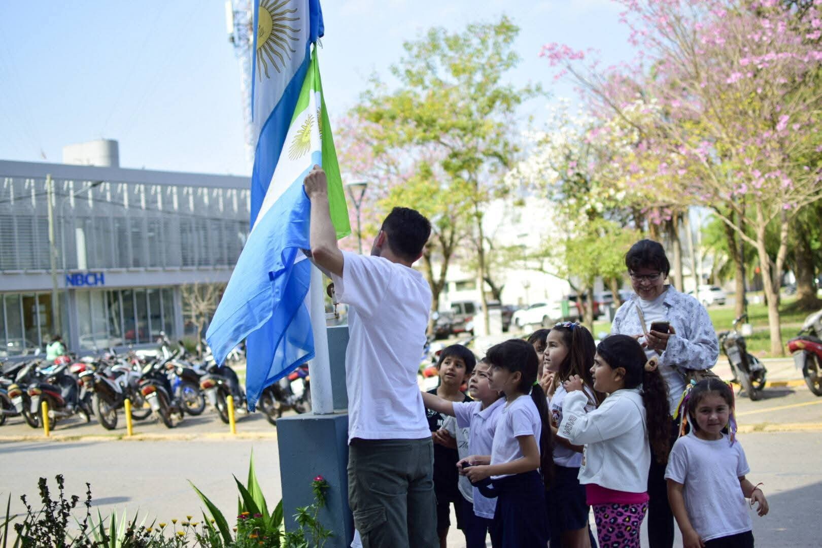 CHARATA: IZAMIENTO DE LA BANDERA DEL CHACO EN EL PALACIO MUNICIPAL