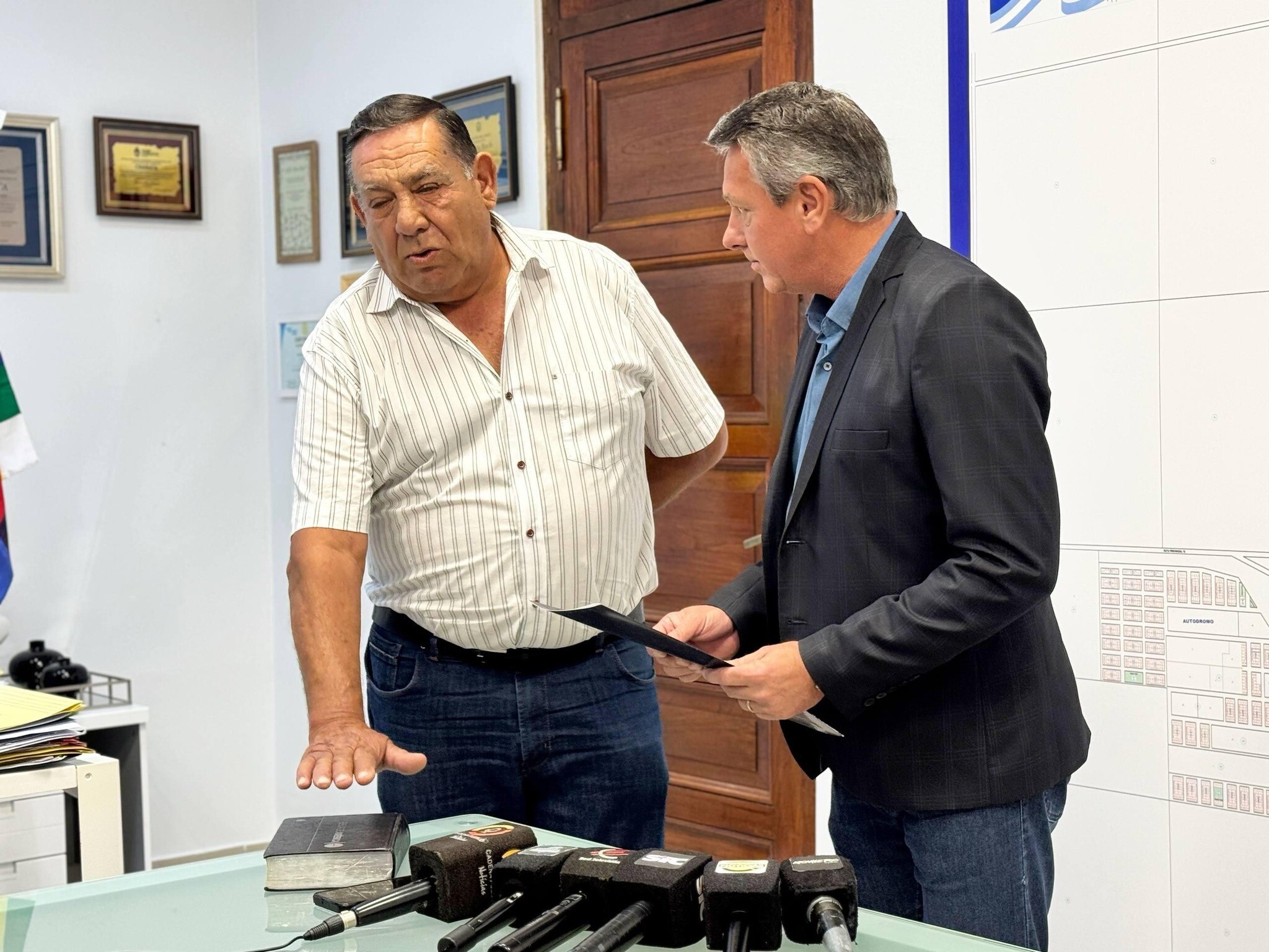 CHARATA: EL INTENDENTE RUBEN RACH LE TOMÓ JURAMENTO A FELIPE CAVALLARO COMO NUEVO SEC. DE SERVICIOS URBANOS