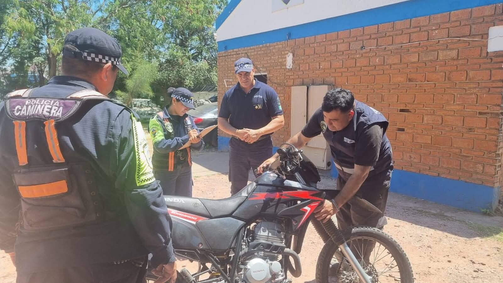 POLICÍA CAMINERA: SIGUEN LOS BUENOS RESULTADOS, RECUPERAN UNA MOTO ROBADA, OTRA ADULTERADA E INTERVINEN UNA CARGA FORESTAL