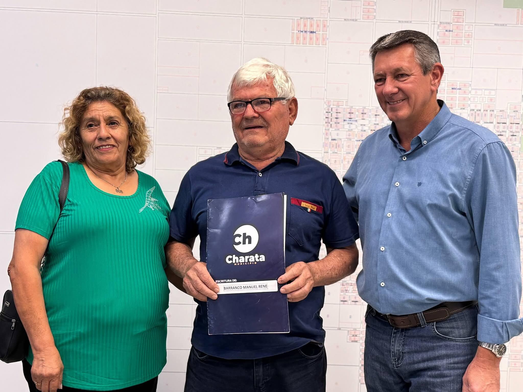 CHARATA: ENTREGA DE TITULOS DE PROPIEDAD A VECINOS DE LA CIUDAD