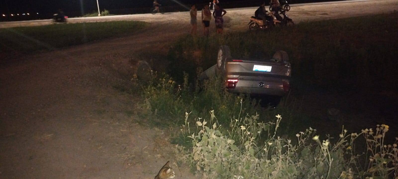 LAS BREÑAS: VUELCO DE UN AUTOMÓVIL EN UN CANAL