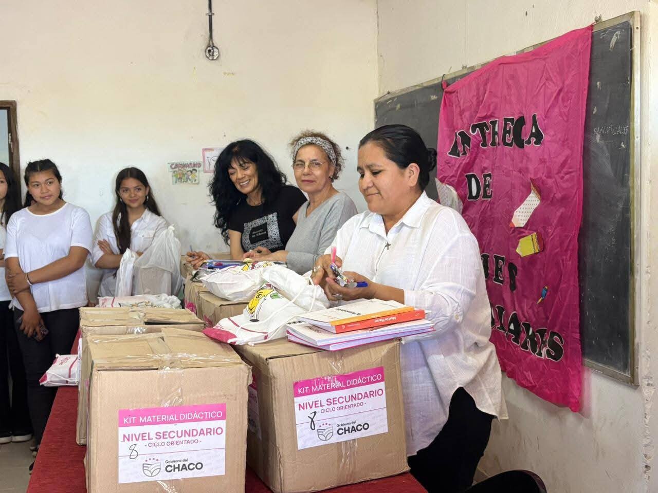 CHARATA: ENTREGA DE KITS ESCOLARES EN LA E.E.S. N°129 DE  PAMPA CEJAS