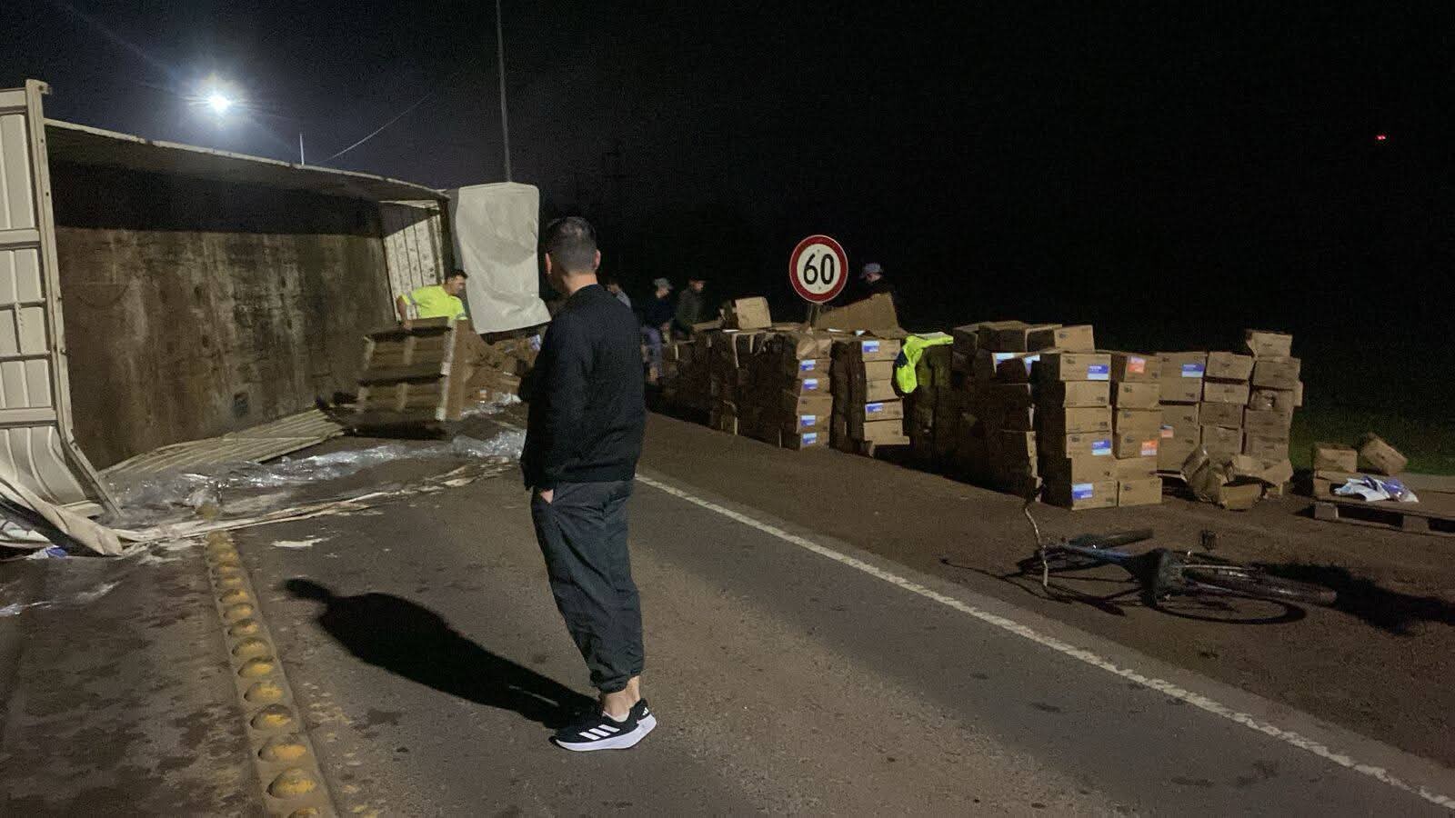 QUITILIPI: VUELCO DE UN ACOPLADO DE CAMIÓN EN RUTA N° 16