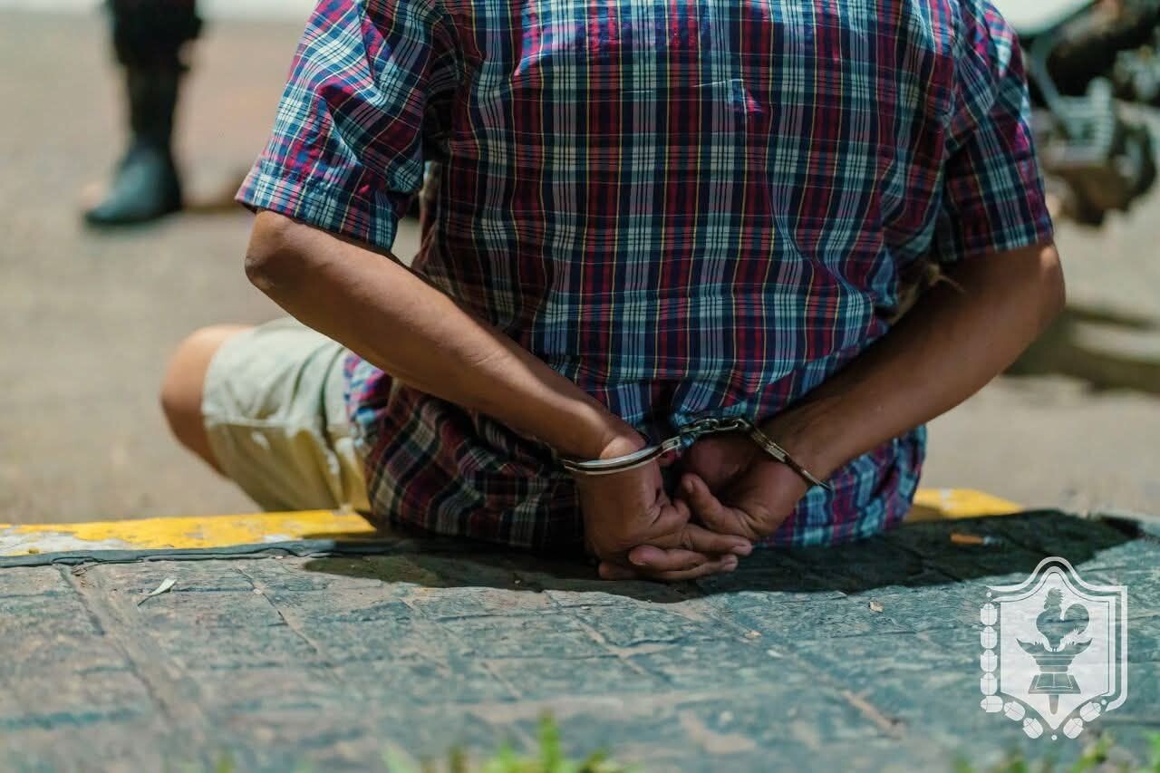 RESISTENCIA: LA POLICÍA DETIENE A UN MASCULINO POR AMENAZAR Y AGREDIR A DOS MUJERES